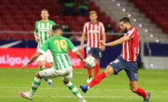 马竞再遭爆冷，争冠形势急转直下，皇马豪取七连胜紧追巴萨，积分差距仅剩一分，西甲争冠悬念重燃